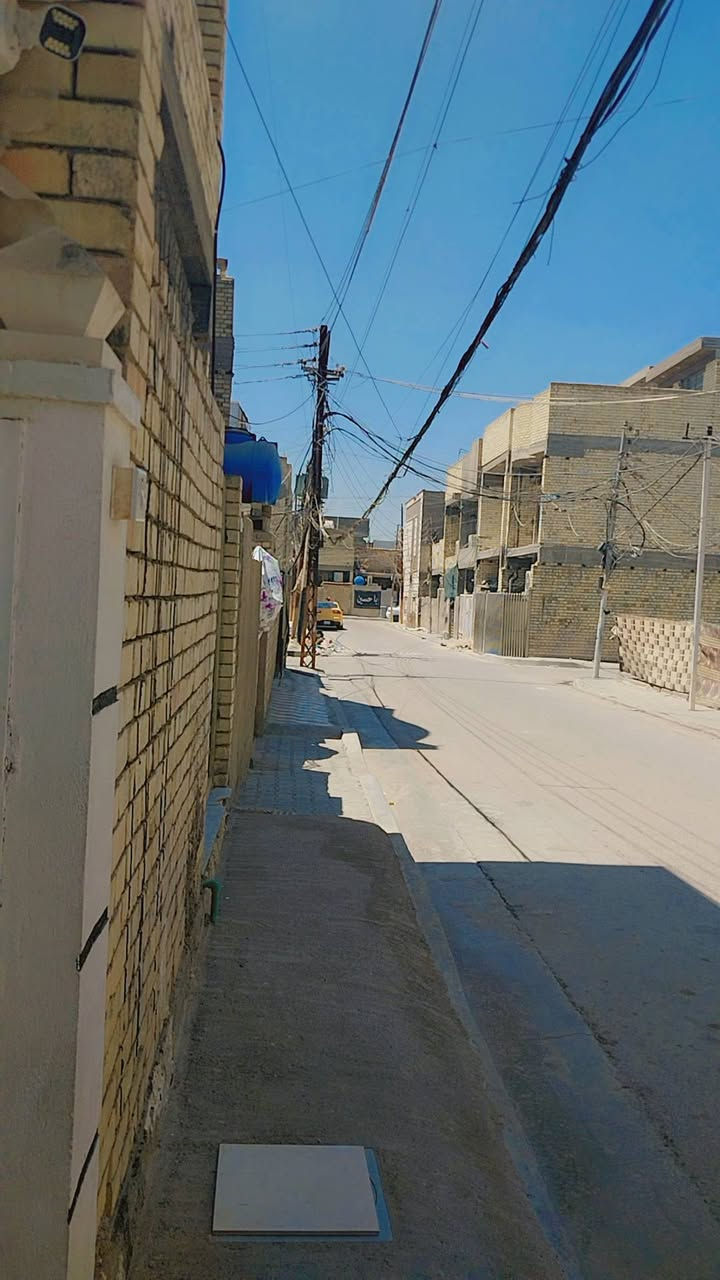 السلام عليكم دار للبيع مساحه ٥٠ متر طابقين موقع حلو البيت واجهيته على شارع رئيسي مو فرعي العنوان الامين سكينه بشارع صيدليه هاله وليد مقاطعه ٢ على ٩ كامل خدمات البيت يحتوي على استقبال ومطبخ حار بارد وخدمات ٣ الفوك غرفتين وخدمات للستفسار  واتساب ***********

