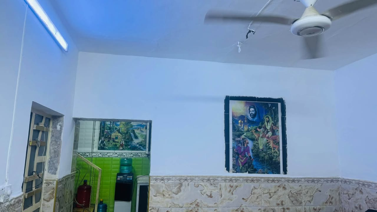 السلام عليكم
بيت للبيع مدينة الصدر قطاع ٩ قرب ساحة ٥٥ 
مساحة البيت ٨٤ متر 
واجه ١٠.٥ والنزال ٨
البيت طابقين 
للاستفسار اتصل على الارقام 
***********
***********
