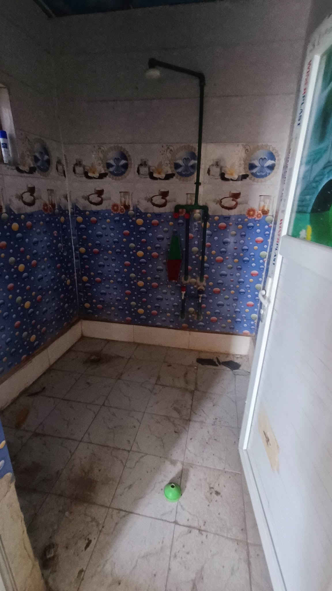 يا الله
بيت للبيع مساحته 200متر زراعي سند 25 
طريق ابو الجاسم حي الحسين 
خلف التجاري 

البناء بلوك والسقف صب كونكريت 
يحتوي على غرفتين وصاله ومطبخ وصحيات خارجيه وداخليه 
واستقبال 
شارع بعرض 8 متر يبعد 20متر عن الشارع الرئيسي 
السعر 45 مليون وبي مجال للشراي فقط فقط 

استفسار ***********
