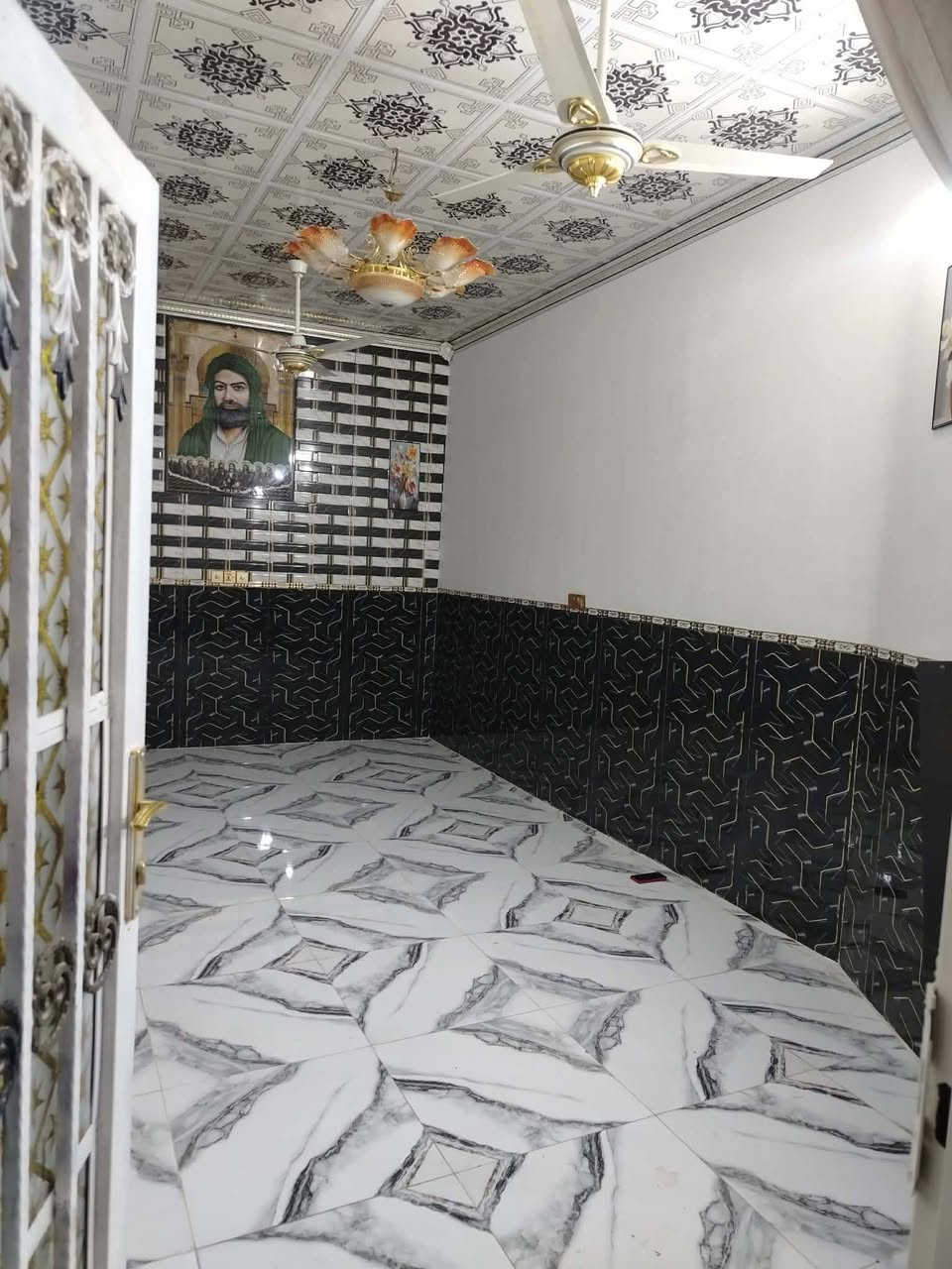 اللهم صل على محمد وال محمد الدار للبيع المساحه 110 طابو زراعي سند 25 البيت يتكون من طابقين الطابق لاول يتكون من غرفه وصاله واستقبال وحمام خارجي وداخلي ومطبخ وطارمه والطابق الثاني يتكون من غرفتين وصاله وحمام  موقع البيت نجف العباسيه كاع محمد حسن  للاستفسار علئ الرقم ***********
