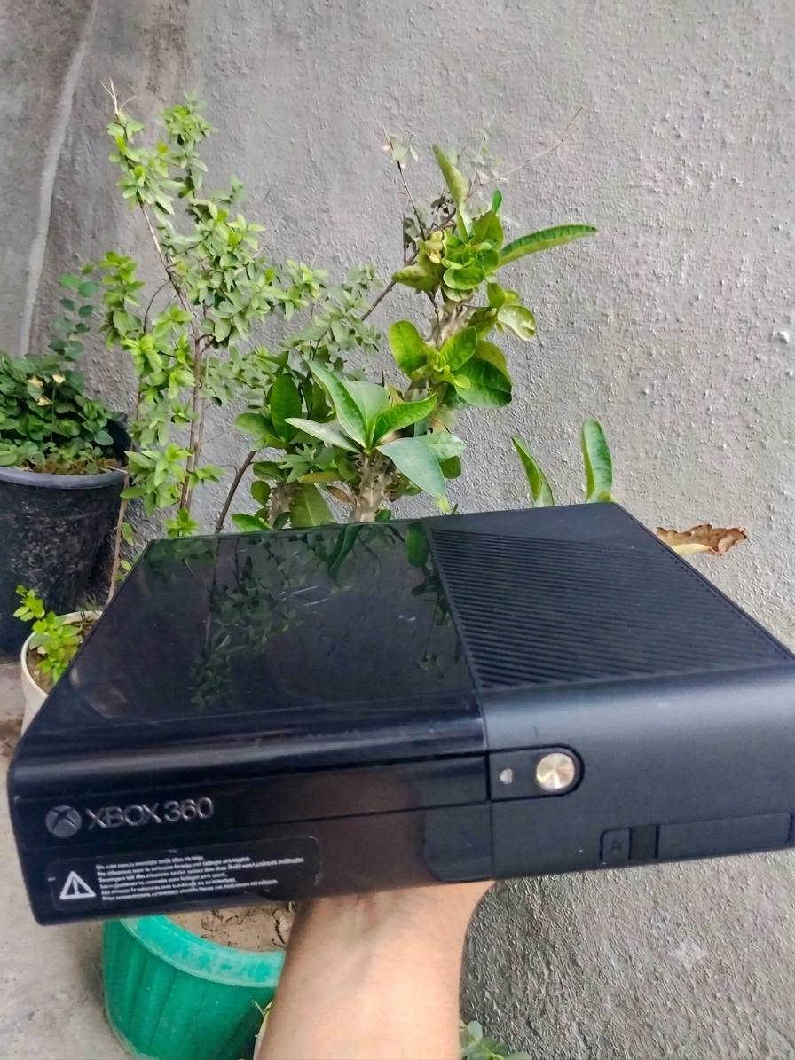 Xbox Super Slim 320 كيكا هارد مع  لعبه وجوستكات 2 اصلي لوك جديدات بلوتوث
وكارتونه نضيفه ومحوله وكيبل HD  السعر 135 وبي مجال الشراي لطيب مكاني بغداد الدوره ***********
