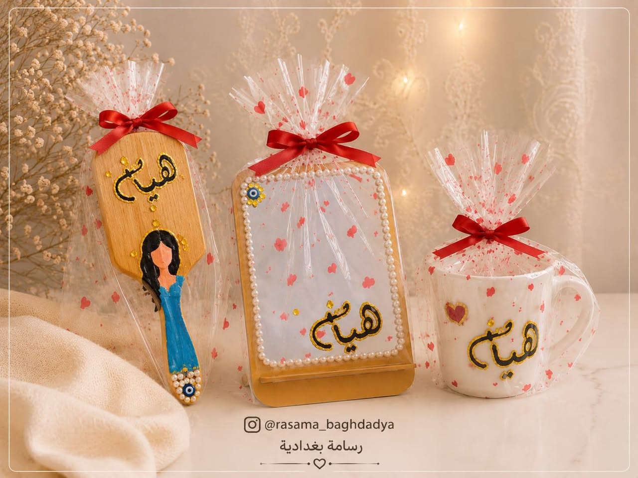 متوفر رسم بالوان الزجاج على علب الكلنس والمرايا وفرش الشعر واي هديه حابين تضيفون لمسه عليها بعبارات واسماء من ذوقكم للاستفسار والتواصل معنا على رقم  الواتساب ***********
