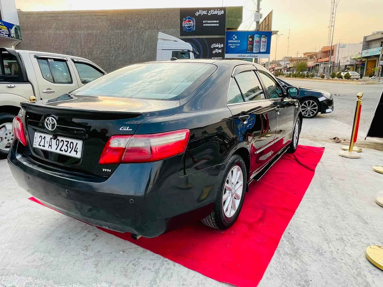 Camry 2009 JL
ڕەنگی ڕەشی قەتران

ڕەقەمەی تازەیە بەس سەنەوەی مانگێکە بەسەر چوە

گێڕو مەکینەی بەشەرت 
تحویل غرامەی بەشەرت

پارچەیەکو دوو پەڵەی بۆیاخە. 
102   گەڵاو مەجالێکی کەم

***********
