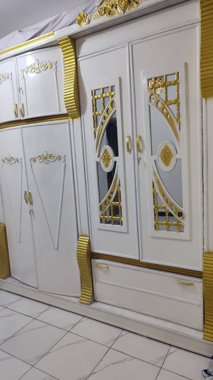 سلام عليكم غرفه نجاره عراقيه لون ابيض وذهبي تزكام ستخدام قليل للبيع مكانها حله بمليون و٧٥٠ وبيها مجال ***********
