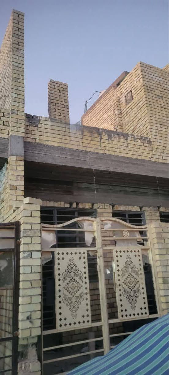 السلام عليكم بيت  ٧٠ متر هيكل طابقين يحتوي على ٣ غرف نوم واستقبال ومطبخ واجهة ٦ ونزال ١٢ متر  موقع البيت  البلديات شارع الشريط  قرب حسينية ائمة البقيع سعره ٦٥مليون للتواصل على الرقم *********** ابوعلي العامري
