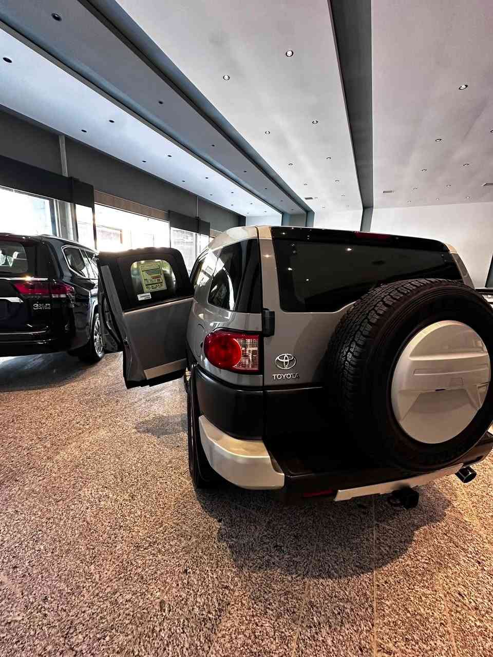 سلام عليكم 🫡
🔥 للبيع تويوتا FJ كروزر موديل 2018 🔥
خليجي
🚙 السيارة: Toyota FJ Cruiser
📅 الموديل: 2018
🇯🇵 المنشأ: ياباني
⚙️ المحرك: 6 سلندر V6
🔧 السعة: 4.0 لتر
💪 القوة: تقريبًا 270 حصان
🔄 القير: أوتوماتيك 5 سرعات
🛞 الدفع: رباعي 4WD
🔒 دفرنس خلفي Lock
⛽ الوقود: بنزين

✨ المواصفات:
• تحكم بالدركسون
• مثبت سرعة
• تكييف قوي
• نوافذ كهربائية
• سنتر لوك
• نظام ثبات إلكتروني
• نظام مانع انزلاق
• إيرباغات
• شاشة / كاميرا خلفية حسب التجهيز
• جنوط وإطارات مناسبة للطرق الوعرة

💎 سيارة عملية وقوية، مناسبة للمدينة والسفر والطرق الوعرة
🔥 محرك 4.0 معروف بالقوة والاعتمادية
✅ السيارة جاهزة للفحص من قبل المشتري

📍 الموقع: بغداد النهضة قرب دائره السكان معرض ادم             لتجاره السيارات
📞 الاتصال: ***********
