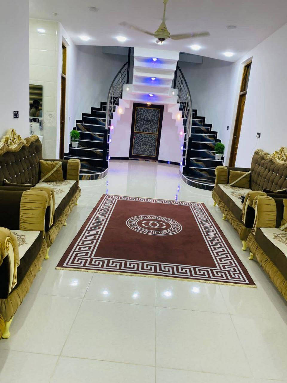السلام عليكم
بيت للبيع المكان واسط منطقه الكوت الجديده نزلت عبدالحسين اليوداوي  يبعد عن شارع بغداد ٩٠٠م
مساحه البيت ٣٣٨م بناء حديث درجه اولى يتكون م
غرفتين نوم سويت حمامات داخليه + ترك مترتين مسگوف كامل+صاله+ ستقبال ٩م + گراج+حديقه 
خطين كهرباء+خط مولد       
الاستفسار ***********   غير متواجد على الفيس السعر ١٢٥وبي مجال
