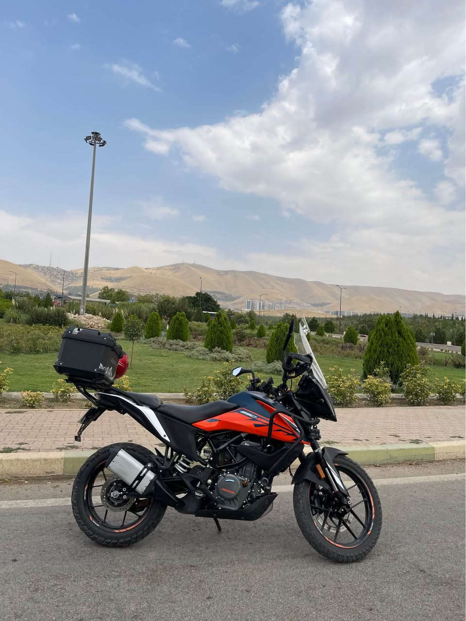 للبيع KTM 390 Adventure – موديل 2022 🏍️
***********
▪️ الممشى: 9.000 كم فقط
▪️ المحرك: 390 cc 
▪️ 6 نمر
‏▪️ ABS
‏▪️ Traction Control
▪️ شاشة TFT ملونة
‏▪️ Ride-by-Wire
‏▪️ Quickshifter+
▪️ تعليق WP
▪️ استعمال قليل وممشى قليل جدا
اضافة جامة طويلة سلايد 
(الصندوك عادي جدا مو من ضمن الدراجة)
رقم بغداد مميز 
التحويل: مباشر باسم المشتري
مكان بغداد 
💰 السعر: 6 ملاين ونص (6,500) عراقي 
📞*********** متواجد واتساب بغداد, العراق

نص مكتوب في الصور:
- Asiacell
- ١٨ LTE
- أحد، ٣٠
- ١:٣٦
- منذ ٤ د
- مرحّبًا أيها النجم المبدع!
- ضباب التركيز