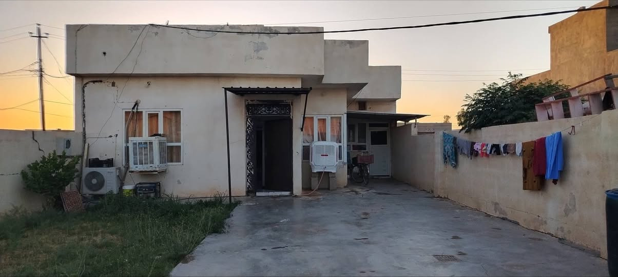 بيت للبيع المساحه 330متر صاد على الشمس بي  استقبال وهول وغرفتين نوم وتواليت داخلي وتواليت خارجي البيت كله گرانيت وسقف ثانوي شارع وراء البيت وشارع كدام البيت  وبي خطين مي من الجدول ومن الاساله وقريب على الشارع العام البگاره  سابع بيت العنوان الربيع نهايه سايدين البگاره وسعره 42 وبي مجال الاتصال ***********
