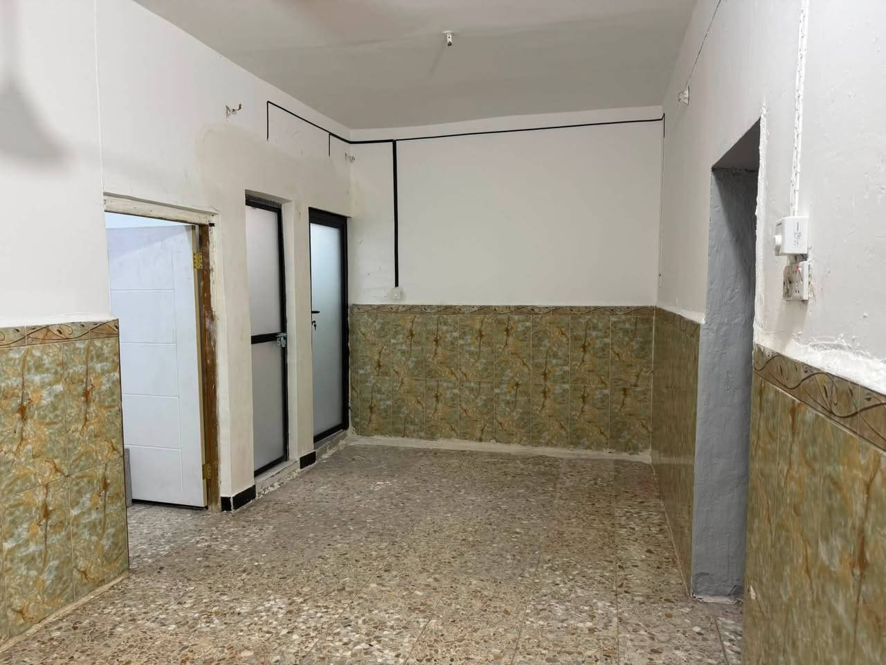 مشتمل  طابو صرف في حي ( الكرار  ) 
بالقرب من ( الشاشه ) 
خدمات - ماء - كهرباء 
بناء ابلوك - اعكاده - لبيت ترميم ( جديد ) 
تحويل ( مباشر ) 
صحيات داخلية + خارجية 

للاستفسار مراجعة مكتب ( غيدان ) للعقار  
واسط - الزبيدية - مقابيل حي ( الصناعي )  
***********  
*********** محمد سيد غازي
