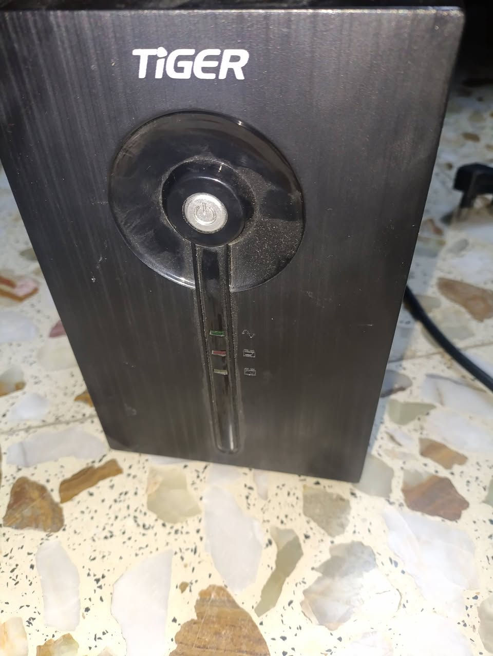 سعة 1800VA
يعمل على 220V
بحالة جيدة ويشتغل بصورة ممتازة
البطارية شغالة ومجربة ✅
عند انقطاع الكهرباء يبقى يشغّل الأجهزة،
يحتوي على عدة مخارج كهربائية.
مناسب للتلفزيون، الكمبيوتر، الراوتر والأجهزة الإلكترونية.
💰 السعر: 60 ألف 
📍 المكان: محاويل 

***********
