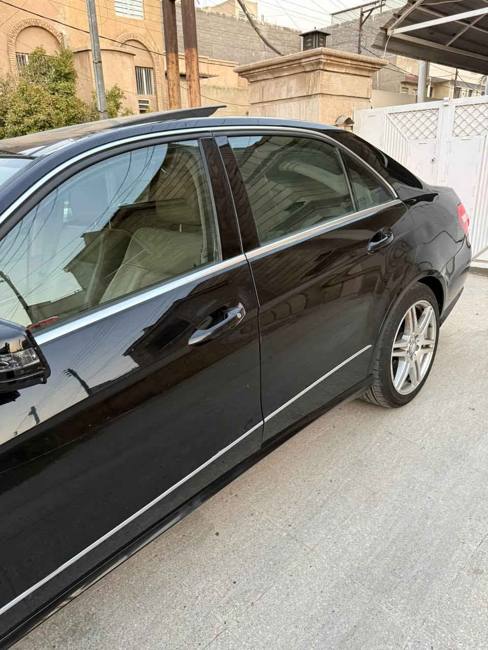 السلام عليكم للبيع او مراوس مارسدس E350 موديل 2010 خليجيه محرك 6 سلندر كير مكينه تبريد صدر تخم تاير كله كامل السياره بدون نقص فول مواصفات بنوراما داخل بيجي حساسات 
 بردات خلفيه بلاد ماشيه 145 الف كيلو رقم بغداد الجديد بسمي هزه جديده السعر 135$ وبيهة مجال مكاني بغداد اليرموك للاتصال ***********
