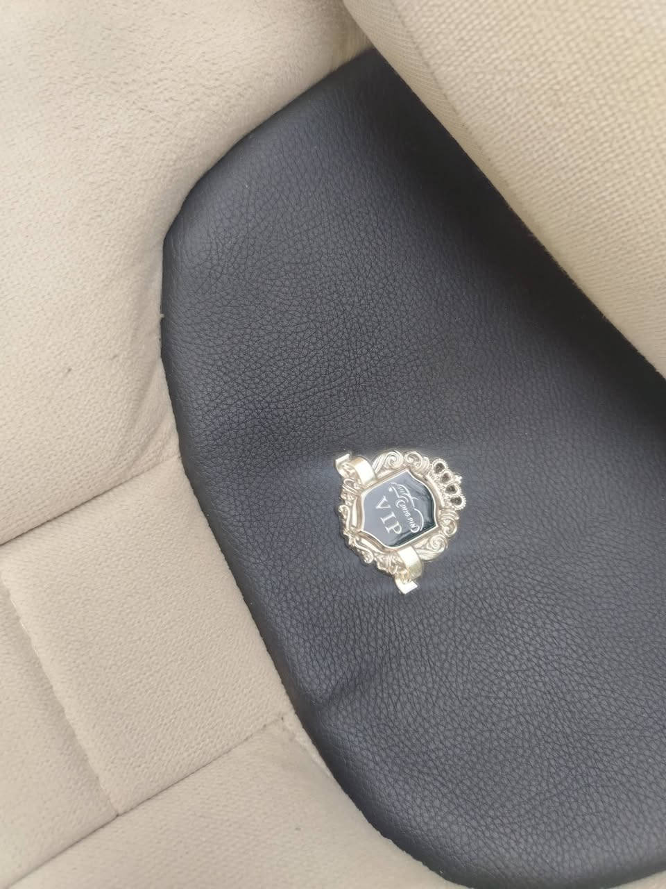 غلاف كشنات vip جلد وقماش
درجه اولى ب 35 الف
