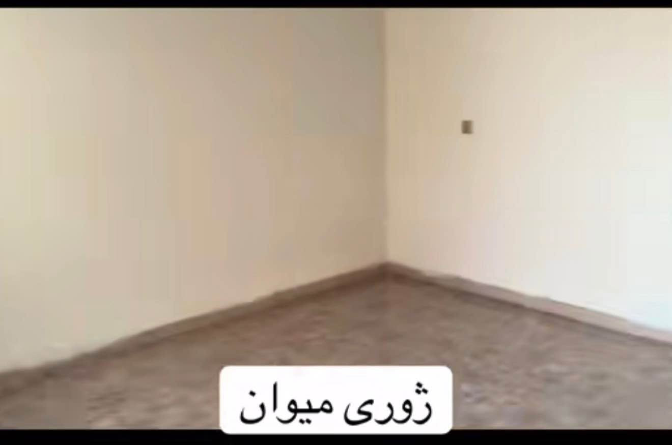 سلام علیکم خانویەکی مرەبعی زۆر خۆش لەحیسابات خانوەکە رووبەری 100مەترە و مرەبعە بەیتونەیەکیش لەسەرەوەیە بۆزانیاری زیاتر تەلەفون کەن یاخود نامە بنێرن*********** كركوك, العراق

نص مكتوب في الصور:
- ژوری میوان
- مطبخ
- ژووری نوستن
- حەوش خلفی
- ده‌ستشۆر و حه‌مام