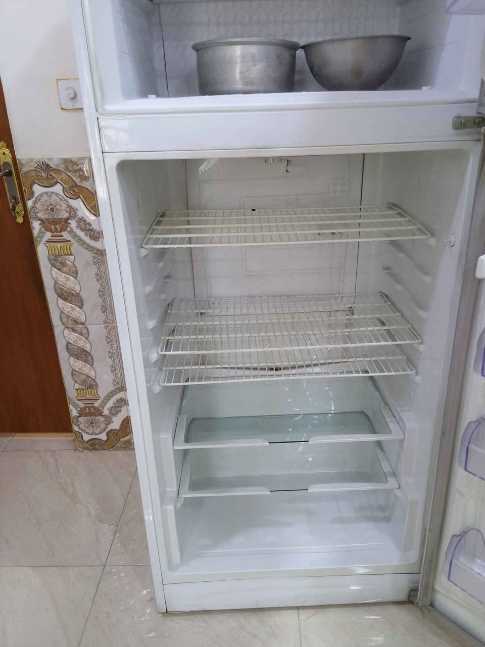 ثلاجة حجم كبير للبيع العنوان أبو غريب خرنابات رقم ***********. *********** بغداد, العراق

