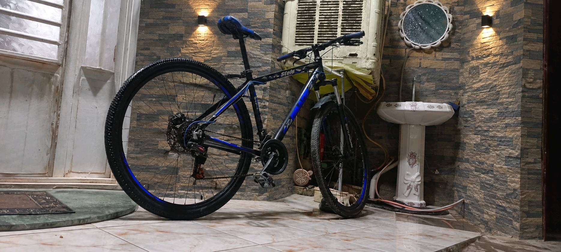 السلام عليكم 🌹
🚲 بايسكل للبيع نوع Grade Stels
الحجم: 29
الفريم: ألمنيوم
21 سرعة (3 أمامي × 7 خلفي)
ديسك بريك أمامي وخلفي
مساعد أمامي
البايسكل كامل ومكمل وما بيه نقص حسب الموجود بالصورة.
يحتاج فقط غسل وتنظيف وتزييت وضبط بسيط للتعشيق حتى يصير جاهز للاستخدام.
مناسب للشارع والاستخدام اليومي.
📍 الموقع: بغداد – المشتل
💰 السعر: 150 ألف دينار، وقابل للتفاوض بالمعقول.
الجاد يتفضل، والمعاينة خير دليل. 🌹