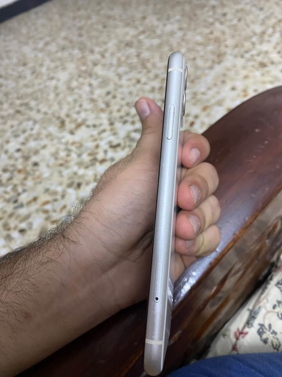 السلام عليكم ايفون 11 عادي
نضيف مستخدم 6 اشهر الجهاز مال بيت مامتعوب 
مكاني بابل باب الحسين 
***********

نص مكتوب في الصور:
- ٨:٥٣ حول الاسم iPhone إصدار iOS 26.6.2 اسم الطراز iPhone 11 رقم الطراز MHCY3LL/A الرقم التسلسلي DX3DRSORN72R سجل تاريخ القطع والخدمة الأغاني الفيديوهات الصور السعة ١٢٨ غ.ب. متوفرة ١٠٩,٩٨ غ.ب. عنوان Wi-Fi BC:A5:A9:8F:1D:D9
- ٨:٥٣
- حالة البطارية والشحن
- >
- رسالة مهمة حول البطارية
- حالة بطاريتك متدنية جدًا. يمكن أن يبدل أحد مزودي
- خدمة Apple المعتمَدين البطارية لاستعادة الأداء والطاقة
- القصويين.
- العثور على خيارات الخدمة...
- الحد الأقصى للقدرة
- ٦٨٪
- هذا قياس لقدرة البطارية مقارنة بقدرتها عندما كانت جديدة. قد
- تسبب القدرة المنخفضة بتقليل ساعات الاستخدام بين عملية
- الشحن والأخرى.
- أقصى قدرة للأداء
- ستساعد الأنظمة المضمنة في النظام والمكونات في تخفيف آثار
- الأداء التي قد تلاحظها أثناء التقدم الكيميائي في عمر بطارية
- .iPhone
- شحن البطارية المحسن
- للحد من استنزاف عمر البطارية، يتعلم الـ iPhone من عادات
- الشحن اليومية، بحيث ينتظر ولا يتجاوز ٨٠٪ حتى يحين موعد
- حاجتك إلى استخدامه.