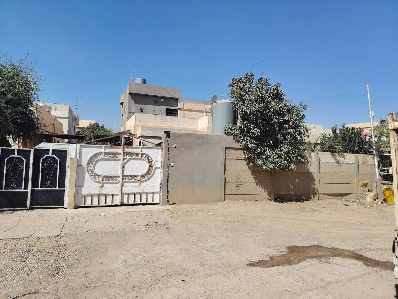 دار للبيع طابقين دوميز نواب ضباط مساحة الدار  300 متر
للاستفسار الاتصال على الرقم *********** ،
