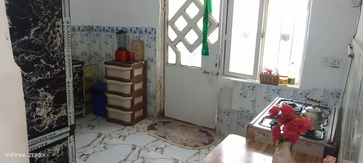 سلام عليكم بيت طابو زراعي سند ٢٥ حي الامام علي مساحته ١٤٠ متر سقف عكاده يتكون من طابقين الطابق الاول غرفه وصاله واستقبال خارجي وصحيات داخليه و خارجيه ومنور وحمام كامل الطابق الثاني هيكل فقط يتكون من غرفه وصاله ومطبخ وحمام مهيكل  سعره مناسب رقمي ***********
