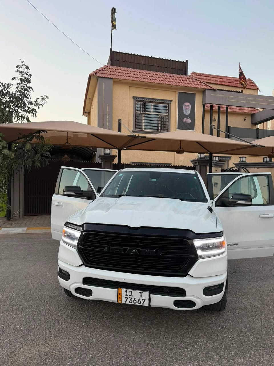رام 1500  لونك ستار) 
موديل 2020مواصفات 
 باب طويل بدي قصير ( مرغوب )
المحرك : V8 5.7 HEMI  

وارد أمريكي صور الحادث بدون اير
المواصفات :** 
* سستم صوت الباين Alpine. 
* تشغيل عن بعد 
* 
* مقعد السائق كهربائي.
* المقاعد الأمامية تبريد وتدفئة.
* 
* شاشة كبيرة 12 أنچ تيسلا.
* حساسات امامية وخلفية.
* مكيف خلفي.
*محدد سرعة.
* نظام اطفاء وتشغيل اوتماتيكي.
* مرايا كهربائية جانبية قابلة للطي كهربائيا.
* مرايا مع خاصية التعتيم الذاتي.
* امكانية تعديل ارتفاع دواسات البنزين والبريك.
* هاند بريك كهربائي.
* الشباك الخلفي كهربائي. 
* مساحات تخزين إضافية تحت المقاعد.
*
عنوان النجف
الاتصال ***********
