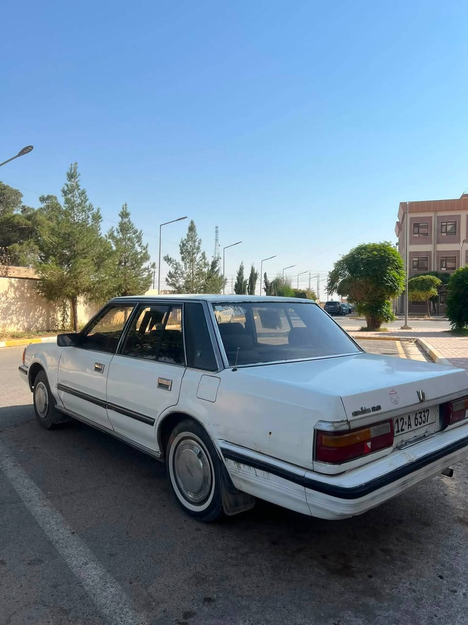 تويوتا سوبر سير (Super Saloon) مديل84 للبيع
سيارة جاهزة للمشتري وشرط من كلشي:
 المديل: 1984.
 الرقم: نينوى إنكليزي (السيارة باسمي وتحويل مباشر).
 الكير والمحرك: شرط مال شركه اصلي ، والكير عادي أصلي بلادي.
 الغماره : صبغ مكانات قليلة جداً، وباقي الغماره ونظافة السيارة مثل ما موضح بالصور.
 المكان: (نينوى / ربيعة / الموصل)

📞 رقم الهاتف ***********
***********
