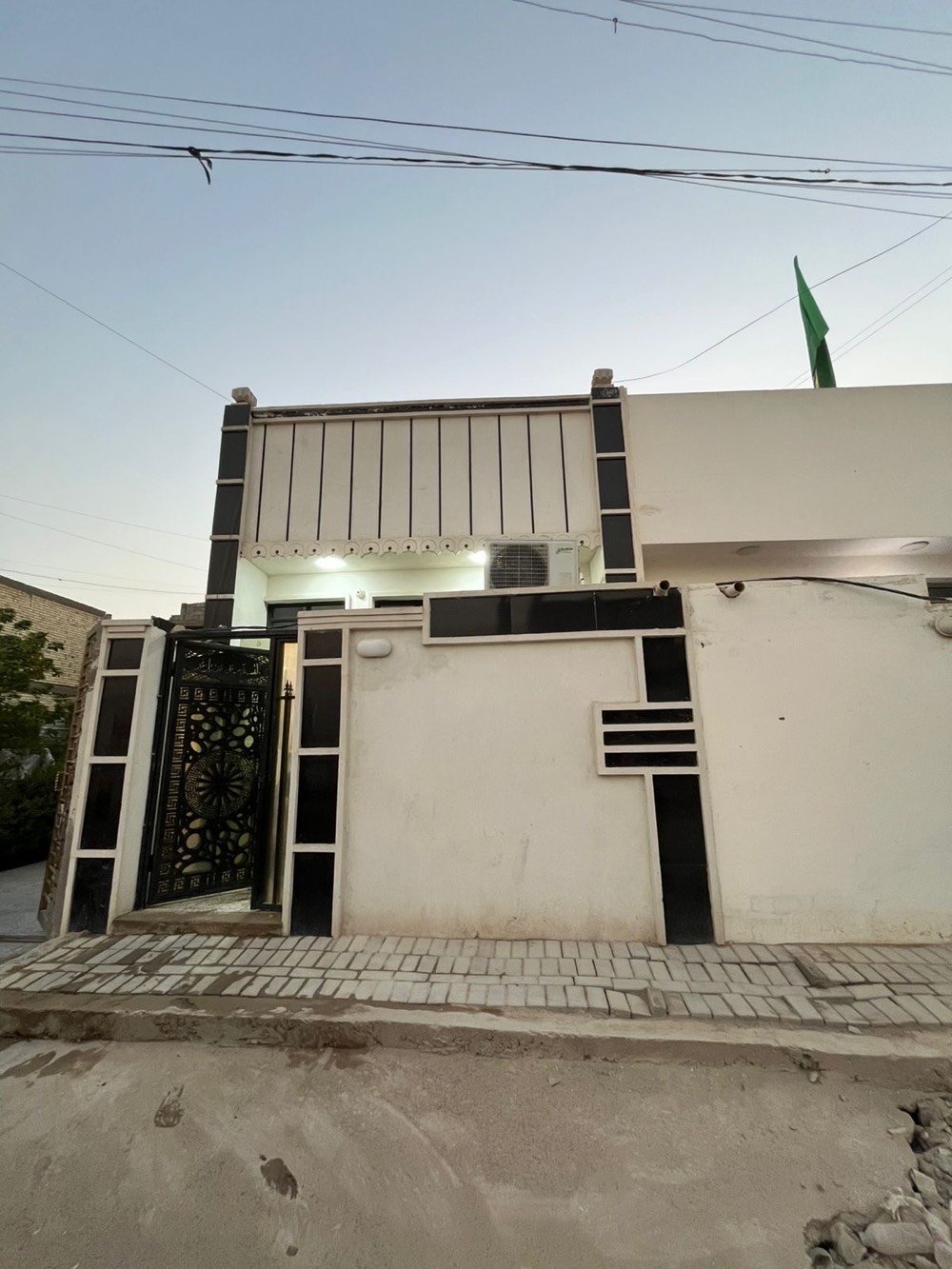 الدار للبيع في منطقة الرئاسة شارع عشرين بفرع خدمات حمودي بيت نضيف وجهاز من كلشيء صحيات سيراميك كهربائيات مساحة الدار ٧٢ متر بيت جاهز جيب غراضك وكعد بسعر ٦٧ وبيه مجال الاستفسار الاتصال على الرقم *********** بيه وتساب