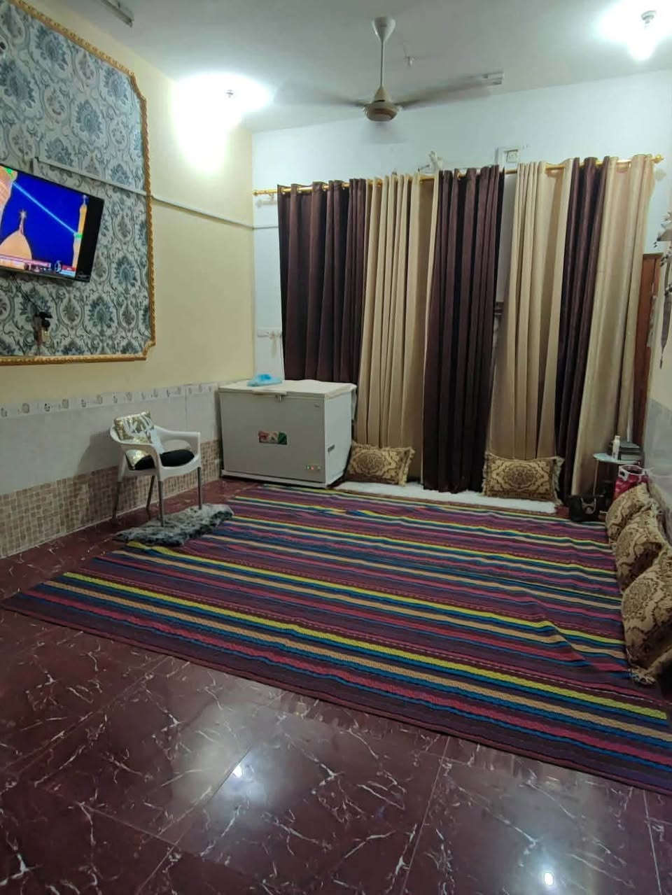 يالله
بيت للبيع بستان السادة الشرع قريب عالاطفاء القديمه مساحه ١٠٠ متر بناء طابوك سقف مسلح نضيف استقبال وصاله وحمامات ومطبخ د اخليه وخارجيه تهويات ٣ 
وفوك غرفتين وصاله ودرج السطح لمعرفه باقي التفاصيل مراسلة الصفحه او الاتصال +9647804527235
