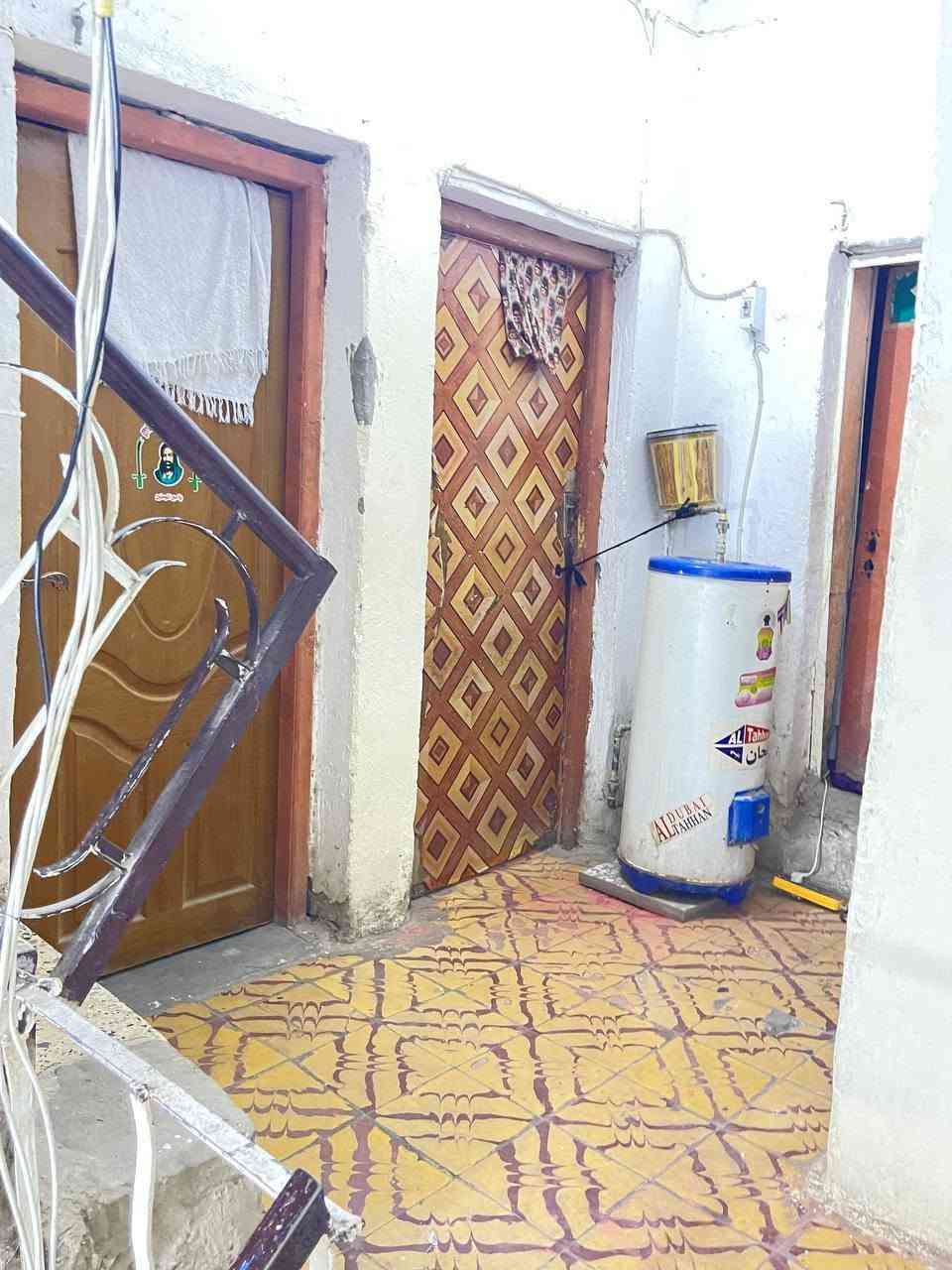 بيت للبيع  🏠
بيت ١٤٤ م نظيف
 دار يحتوي على ٥ غرف نوم
مطبخ منور خدمات عدد ٤
الموقع بغداد مدينة الصدر قطاع ٢٦ 
للاستفسار ☎️ ***********
