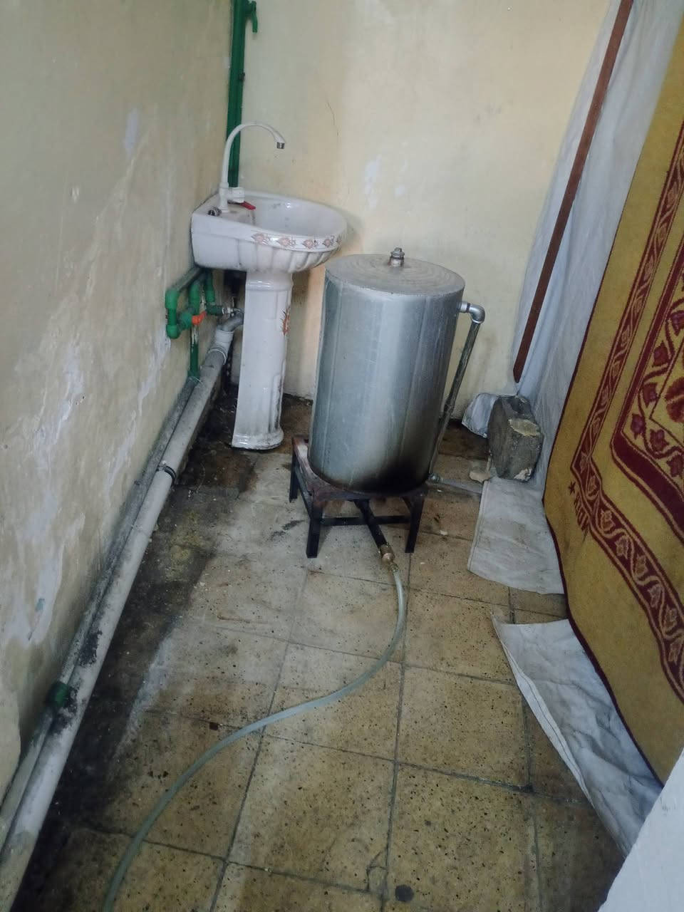 فرن كهربائي ثلاث طوابق عرض 60 وعجانه عراقيه وعربين ثنين وجمخانه مترين ونص ثنين طابق بطل مخبره وميز مال شغل كامل الخط السعر ع خاص العنوان موصل
