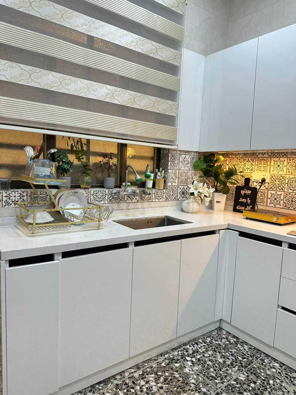 كاونتر خشب الخارج mdf والداخل hdf قياساته 220 * 3 امتار سطح كوارتز السعر 1.500.000 وبي مجال قليل العنوان بغداد الحريه ***********
