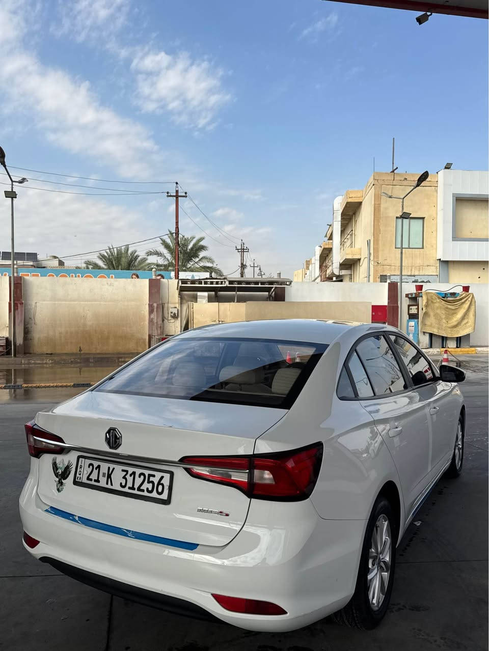 سيارة MG5 موديل 2024 (وارد خليجي) بحالة جيدا 
السياره حره بسمنه تحويل وكالة شرط ثاني يوم 
سنويه هزه براد جديد 
بطاقة بانزين موجود 
ممتازة، تتميز بالأناقة والاقتصادية في استهلاك
🚗 المواصفات العامة:
الموديل: 2024
المسافة المقطوعة (الممشى): 68 ألف كيلو
الفئة: 100 عام (إصدار حصري ممتاز)
الوارد: خليجي (تكيف ومواصفات مخصصة لأجواء المنطقة)
اللون الخارجي: أبيض 
الداخلية: مقاعد وداخلية باللون الجملي الفاخر
💡 الإضاءة والتقنيات الخارجيّة:
إضاءة أمامية زنون (Xenon) عالية الكثافة والوضوح
إشارات انعطاف مدمجة بالمرايا الجانبية (اشاير بالمري)
تصميم عصري يميز هذه الفئة
📱 الرفاهية والتكنولوجيا الداخلية:
نظام تكييف قوي جداً (تبريد ثلج) مناسب لأقصى درجات الحرارة
عجلة قيادة متعددة الاستخدامات (تحكم كامل)
نظام صوتي نقي ومقاعد مريحة للغاية
🛡️ السلامة والأمان:
مزودة بـ عدة إسعافات وطوارئ كاملة
طفاية حريق أصلية
أنظمة أمان ووسائد هوائية لحماية الراكبين
م: يوجد مكانين رصعة في طرف السائق 
📍 الموقع: كركوك 
💵 السعر المطلوب: 94 ورقه 
📞 للتواصل والاستفسار (اتصال أو واتساب):
*********** كركوك, العراق
