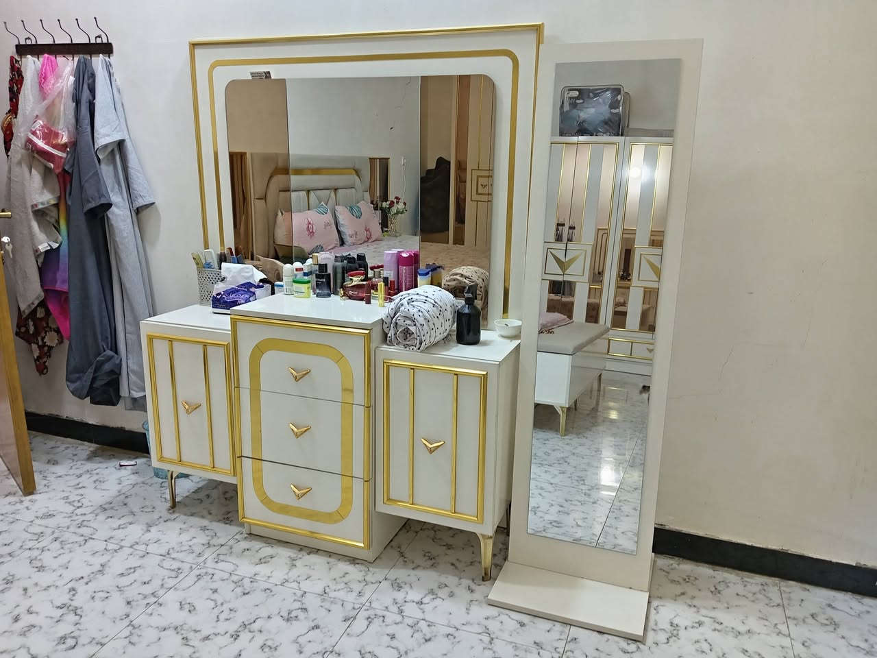 السلام عليكم غرفه النوم تركي نضيفه ٩٠بالميه ***********
