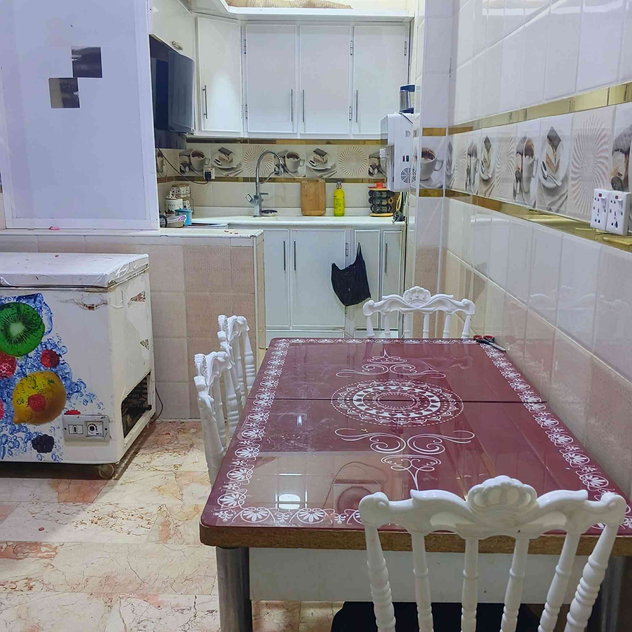 للبيع بيت ملك صرف مساحة 200 متر بل 36 طابق واحد  غرفتين وحده نظام سويت وحمامات داخليه وخارجيه والارضيه مرمر بناء 2020 مطبخ حار وبارد وصاله  واستقبال مطلوب 20 مليون للاسكان  التسديد 170 قرب مدرسة نون والقلم  مراسله على خاص
