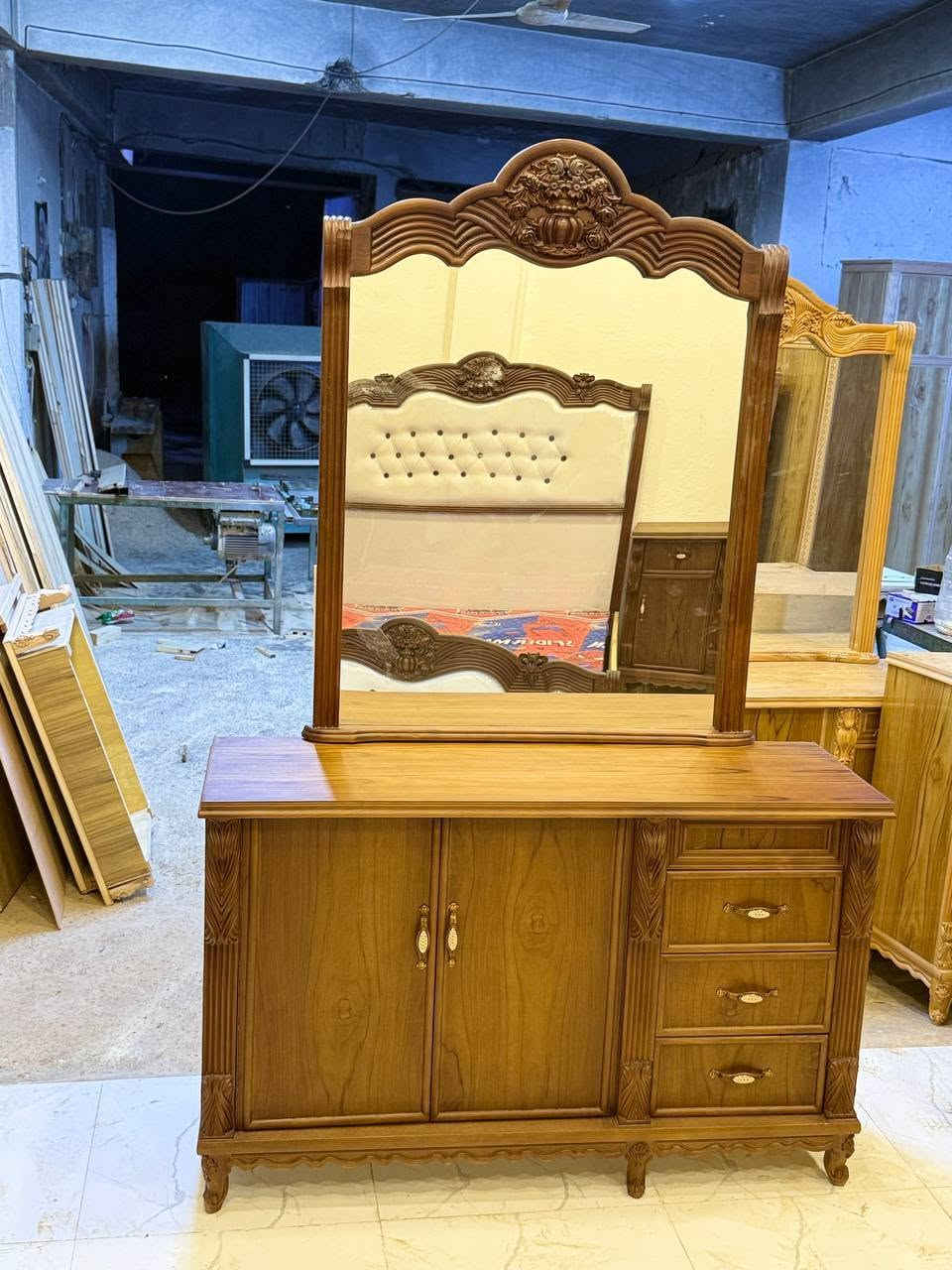 السلام عليكم غرفه نوم طابقين
السعر 2750 صاج خمس5 ملم الوجهه 
الداخل صاج 4ملم 

الون البوندقي المطفي الفاخر 

كل النقوش والدنك زان مصري 

التوصيل والشد مجاني لكل المحافظات العراق
معمل ومعرض الجواد لغرف النوم 

*********** وتساب واسط العزيزية
