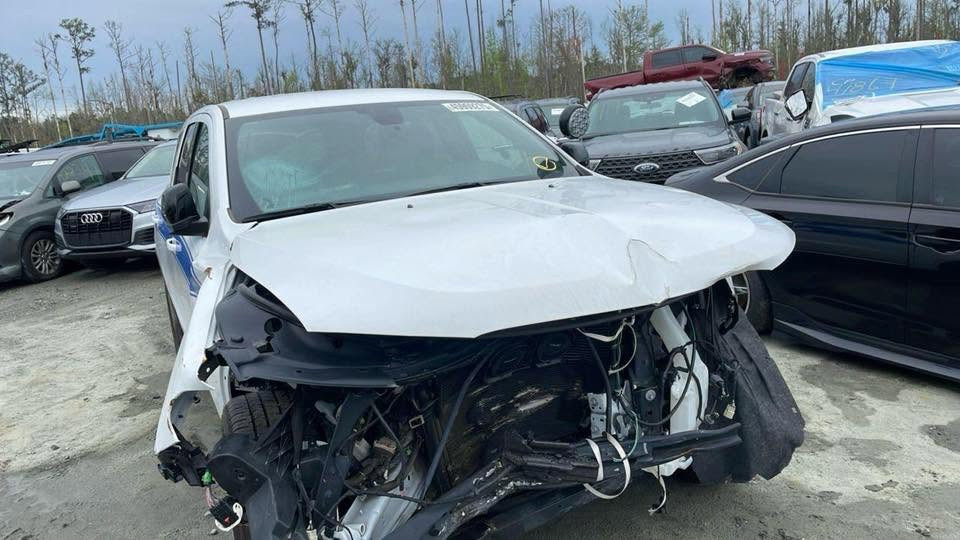 السلام عليكم دورنكو فدرالي 24 ماشيه 8000 للبيع مرقم وجاهز بأسمي 3 قطع صبغ بنيد وجاملغات اثنينهن ابلاديات بس مصبوغات وتعديل الشواصي اثنيهن بدون لغد ولا كص فقط تعديل 
مكينه  V6
كير تعليك 
نظام ايكو 
حساست 
توقف ذاتي 
اوتو ستوب 
شاشه 
كامره 
اربع قطع تبيرد 
السياره جاهزه من كلشي مكاني  
السياره موجوده بغداد البلديات 
***********
السعر 200
