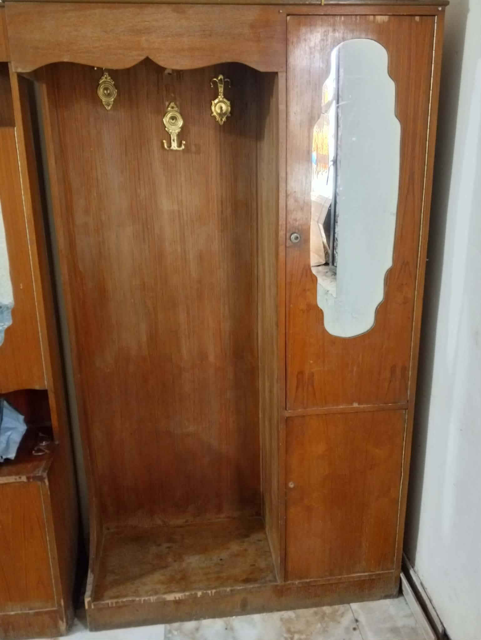 سلام عليكم الكنتور سعره 90 وبي مجال ميز تواليت والزاويه كل وحده بــ30 وبي مجال
المرايا 25 وميز 10
 البوفيه طولها 4 مترات الا ربع سعرها 140 
العنوان/ بغداد قضاء ابو غريب للحجز واتساب ‏‪***********‬‏
