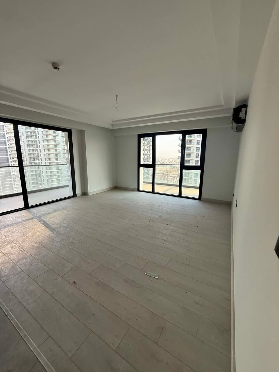 ✨ عقار مميز للبيع بسعر مناسب جداً في أربيل! ✨
🏢 شقة فخمة في مجمع رامي تاورز (Rami Towers)
📍 الموقع المميز:
• تبعد دقيقتين فقط عن مجمع إمباير
• تبعد 4 دقائق عن مطار أربيل الدولي ✈️
• الإطلالة: واجهة خارجية مميزة على الإمباير 🌆
📐 المواصفات والتفاصيل:
• المساحة: 170 متر مربع
• الطابق: 23
• التقسيم: 2 غرفة نوم + صالة + مطبخ + 2 حمام
• الحالة: مؤثثة بالكامل وجاهزة للسكن 🛋️🔑
📲 للاستفسار وتفاصيل السعر التواصل عبر الواتساب:
***********
#شقق_للبيع #عقارات_اربيل #رامي_تاورز #عقارات_العراق #اربيل #امباير #شقق_اربيل
