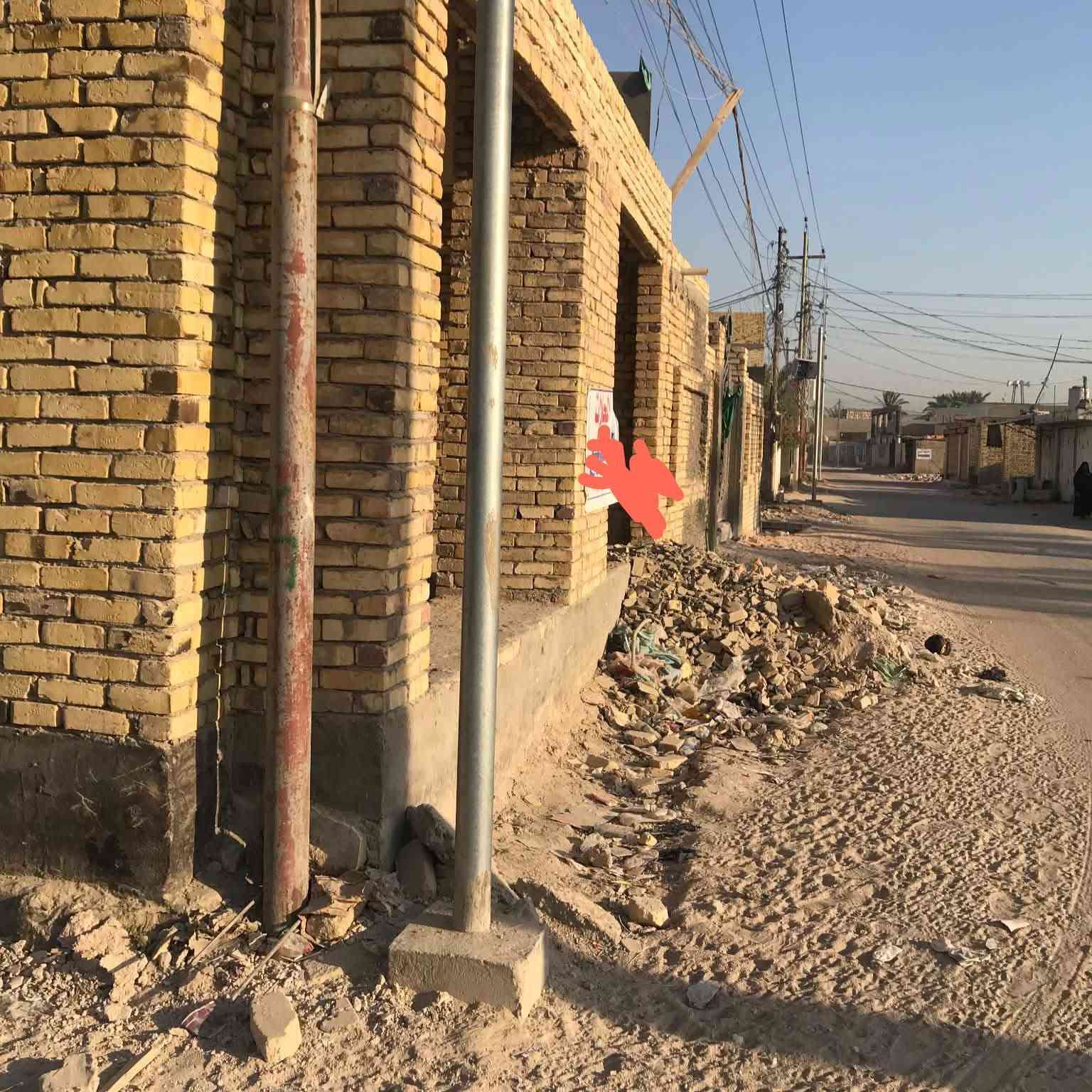 موقع تجاري للبيع المساحة الكلية 70 متر يتكون من طابقين الطابق الأول يحتوي إثنان محلات موقع تجاري راقي جداً يصلح صالون نسائي سوبر ماركت البناء حديث كما مبين في الصورة يعني غير كامل الطابق الأول صب كونكريت 
الطابق الثاني يتكون من شقة مبنية وغير مفصلة تحتاج بعض القواطع 
وبسعر مناسب مستعجلين بالبيع 
للاستفسار الاتصال على الرقم التالي 
***********
الموقع شارع علي قمارة قرب أسواق حسون مخيف
