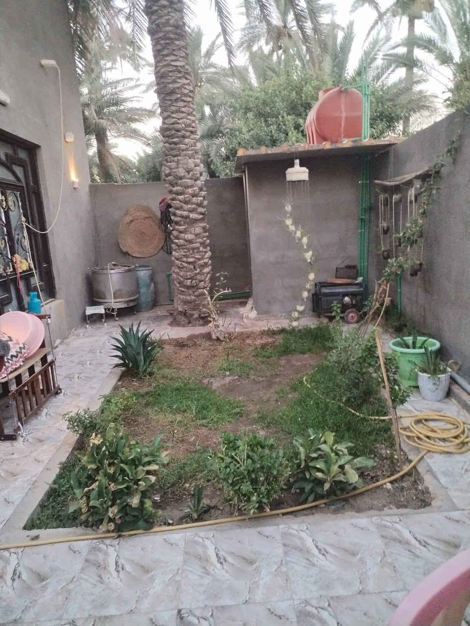 السلام عليك بيت بناء درجه اولى للبيع في علوه الفحل قرب شارع العام  50 متر مساحه البيت الكلي 210متر البناء 160متر يحتوي على غرفه وصاله واستقبال ومطبخ وتخاريج وساحه وحديقه ومخزن كبير كراج سياره خارجي للاستفسار ***********
السعر 65وبيه مجال
