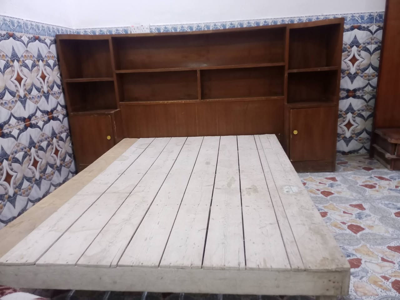 غرفة اخشاب • حي الجهاد • موجودات فقط