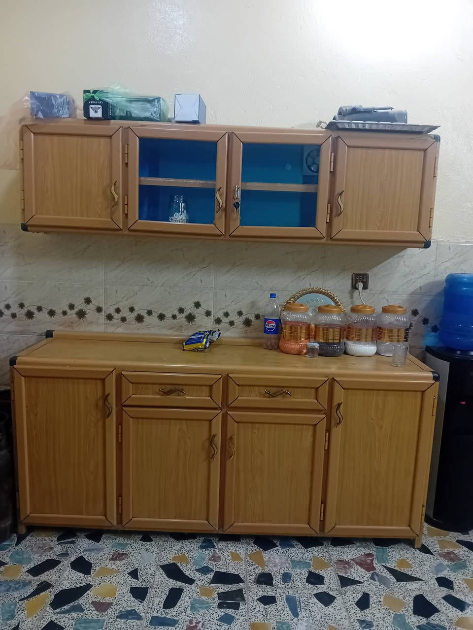 السلام عليكم كاونتر للبيع ثلاث قطع   السعر    ٢٢٥  العنوان بغداد جسر ديالى قرب فلكة سلمان باك      ***********

