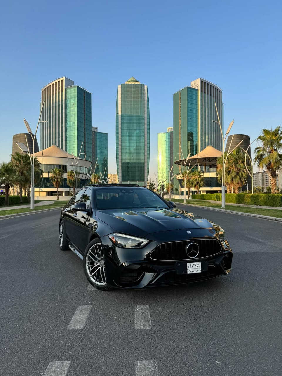 السلام عليكم الغوالي
من القطع النوادر للبيع 
2025 C63  S 
E PERFORMANCE AMG
اسرع 4 سلندر في العالم محرك بقوة 671 HP 
Hybrid 
تسارع مخيف من 0-100 باعلى رقم 3.08 SEC. 
عزم 1020 نيوتن 🚀
السيارة هايبرد غنية عن تعريف بالمواصفات وراح اذكر قسم يميزها :
- All wheel steering 
- Drift mood 🏎️💨
- Head up display 
- Carbon fiber interior 
- Night package
- Panoramic sunroof
- نظام عادم AMG PERFORMANCE 
السيارة معروضة في اربيل مع امكانية ترقيم السيارة اربيل او بغداد حسب رغبة المشتري .
السيارة مو c300 او c43 نهائياً
اختلاف جذري عنها بالحجم والسرعة 
بجم اعرض واطول ووزن اعلى وثبات اكثر وانظمة متطورة اكثر 

وارد امريكي ضرر خارجي نصف الجاملغ صبغ فقط وتم تبديل بنيد السيارة وكالة
تصليح السيارة كاملاً وكالة لا دواخل لا شاصي وبدون اي ايرباك مكفول عاماً
ماشية 12 الف جديدة جداً
اخوان الي يحب يعرف تفاصيل اكثر ومهتم بهيج تحفة فنية وحاب يعرف مواصفات وشنو اختلافها يتصل على الرقم ويتدلل 
*********** بغداد, العراق
