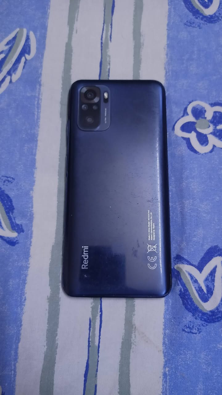 ريدمي نوت 10 عادي (Redmi Note 10) - بحالة ممتازة للبيع
🔹 المواصفات الأساسية:
الذاكرة والتخزين: 128 جيجا / رام 4 جيجا.
الشاشة: Super AMOLED دقة FHD+ (ألوان قوية ونظيفة 100% بدون أي شخط).
الكاميرا: خلفية رباعية الأساسية 48 ميجابكسل.
البطارية: 5000 ملي أمبير (تدعم الشحن السريع 33 واط).
المعالج: Snapdragon 678 (ممتاز للتصفح والألعاب الخفيفة والمتوسطة).

الشاشة: الأصلية مال الشركة نظيفة 100% بدون أي شخط أو كسر (تم إزالة لاصق الحماية للمعاينة والفحص بوضوح).
الملحقات: الباكيت + ورقة الضمان (عدم وجود شاحنة) 
الحالة الفنية: الجهاز شغال 100% وما بيه أي مشكلة فنية (تم تصليح مدخل الشحن فقط ورجع يشحن طبيعي جداً) + أزرار الصوت والتشغيل شوية نازلة ليجوة .
النظافة والخارج: النظافة ممتازة، كفر الظهر بيه شخوط ناعمة بسيطة من الاستخدام. دگمة الصوت الخارجية بيها كسر بسيط ومكشوفة بس شغالة 100% بدون أي خلل.

السعر: 100,000 الف دينار وقابل للتفاوض البسيط .
📍 المكان: [بغداد-الغدير شارع التوت]
📞 للتواصل: [***********]
