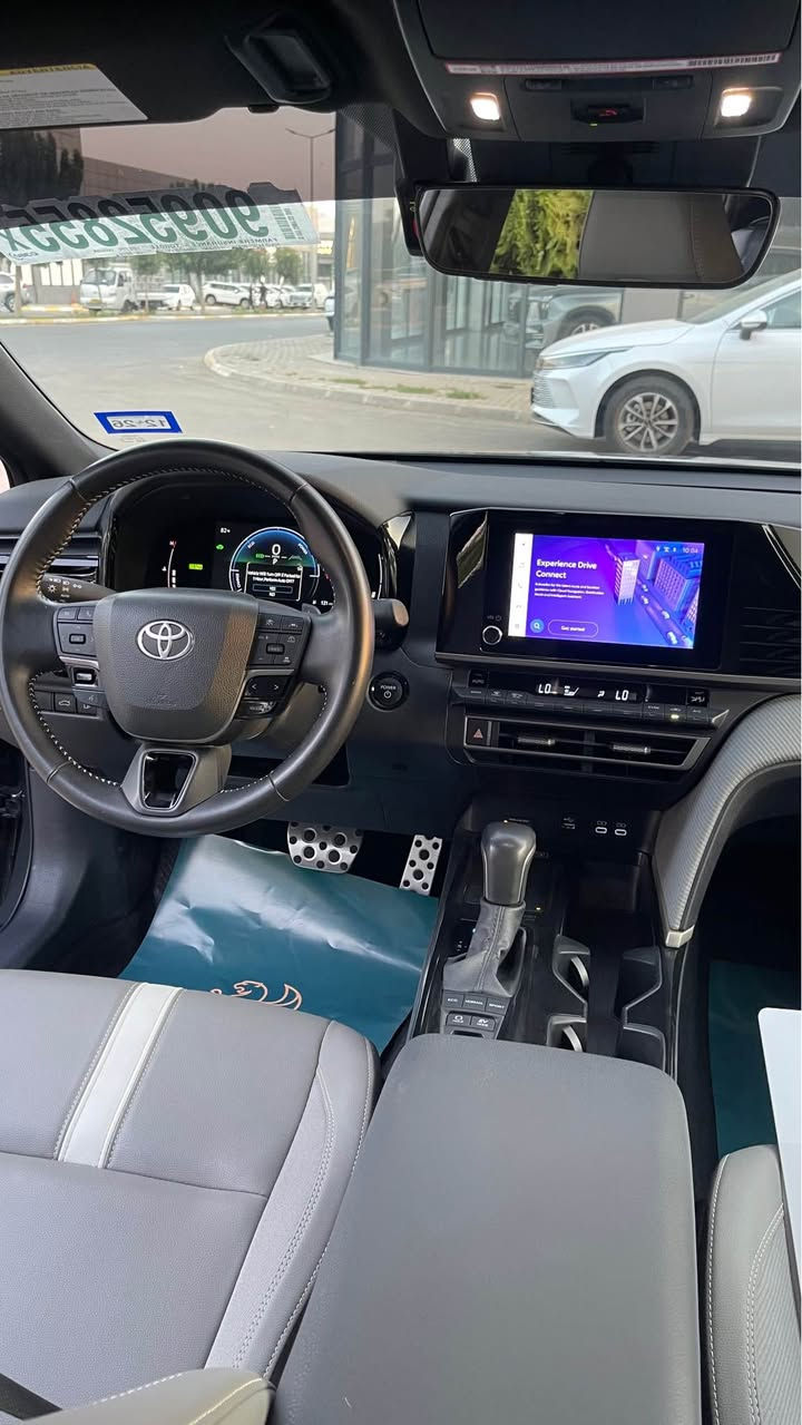 سڵاوتان لێبێت ئازیزان کامری مۆدێل 2025 مواسەفات LE سەیارەکە تەنها 22,000 mile ڕۆشتووە بێ بۆیاخ تەنها ٢ پارچەی گۆڕاوە بە بیلاد گێڕ و مەکینەی بەشەرت سەیارەکە ڕەقەم کاتییە 
مواسەفات :

بزوێنەر و هێز: بزوێنەری ۲.٥ لیتر (٤ سلیندەر) + سیستەمی هایبرید بەهێزی ۲۲٥ ئەسپ.
 گێڕ: گێڕی ئۆتۆماتیک (eCVT) زۆر نەرم و ئابووری.
 سەرفکردنی بەنزین: زۆر ئابوورییە و لە ڕیزبەندە هەرە باشەکانی ژینگەیی و ئابوورییە.
 دیزاینی دەرەوە:
 شێوەی وەرزشی (SE)
 تایەی سپۆڕت و جەنتای کڕۆم/ڕەش
 لایتی پێشەوە و دوای LED بە دیزاینی نوێ
 دیزاینی ناوەوە و ئاسوودەیی:
 کوشن نیوە چەرم (SofTex) بە دیزاینی وەرزشی
 سوکانی چەرم و ئامێری بەڕێوەبردنی گێڕ لەسەر سوکان (Paddle Shifters)
 سیستەمی فێنککردنەوە و گەرمکردنەوەی ئۆتۆماتیکی
 تەکنەلۆژیا و شاشە:
 شاشەی گەورەی تۆچ بە پشتیوانی Apple CarPlay و Android Auto بەبێ وایەر
 شەحنکردنەوەی وایەرلێس (Wireless Charging)
 سیستەمی دەنگی پێشکەوتوو
 سیستەمی سەلامەتی (Toyota Safety Sense 3.0):
 ڕادار و ڕاگرتنی ئۆتۆماتیکی لە کاتی مەترسیدا (Pre-Collision System)
 سیستەمی پاراستنی هێڵ و هۆشیارکردنەوە (Lane Departure Alert)
 ڕاداری دیاریکردنی دووری لە ئۆتۆمبێلی پێشەوە (Adaptive Cruise Control)
 ئاگادارکردنەوەی خاڵی کوێر (Blind Spot Monitor)
نرخی 240 وەرەقەو مەجال
ژمارەی مۆبایل : ***********
whatsApp&Viber✅ السليمانية, العراق
