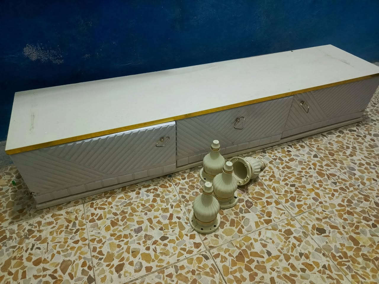 ميز بلازمه رجلين مكسورات
20قفل 
***********
