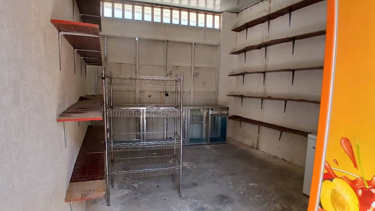 السلام عليكم  بيت للبيع يحتوي عله 4 غرف ومطبخ ومضيف
 كبير ومجمعات صحيات 2 ومحل مطل عله شارع المدرسه في محافظة بابل / بطفيل قرب مدرسه الهجرتين  الي يحب يشتري يتصل عله الرقم ***********
ملاحظه البيت الي يشتري يكدر يسوه بيوت اثنين
