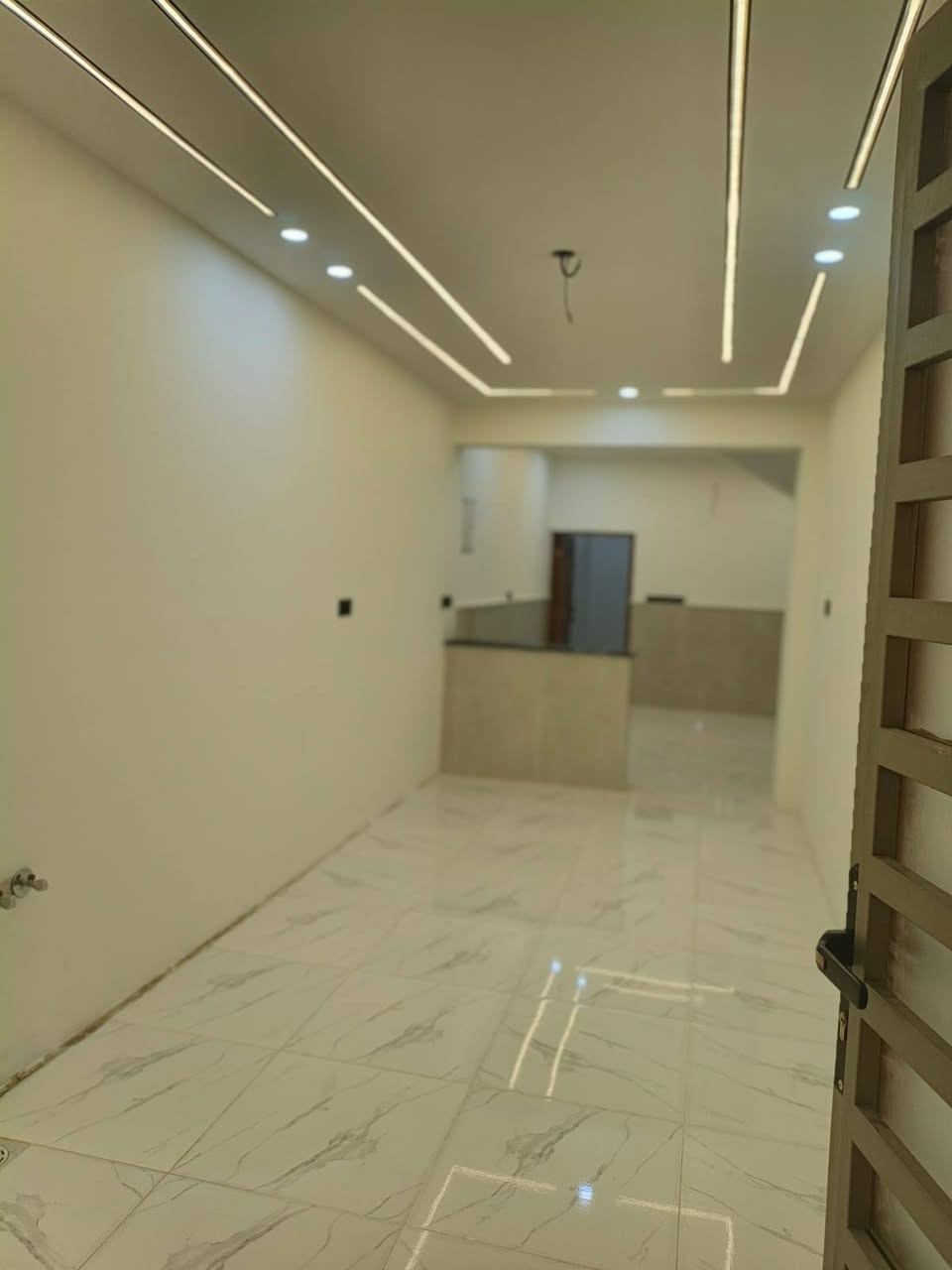 🏡  دار للبيع – حي الجمعية
📍 الموقع: حي الجمعية، قرب المستوصف خلف مركز الصحي وقرب شارع الوائلي

📐 المساحة: 120 م²
📏 الواجهة: 6 م
📏 النزال: 20 م

🔹 مواصفات العقار:

- طابق واحد.
- الطابق الأرضي: غرفة، صالة، استقبال، مطبخ، وصحيات داخليه و خارجيه.
- البناء صب كونكريت ونظيف.
- شارع بعرض 15 م، مبلط ومقرنص.
- البيت فارغ وجاهز للتسليم.
- البيت جبس بورد واناره بورفاير 

الاستفسار 
***********📞
