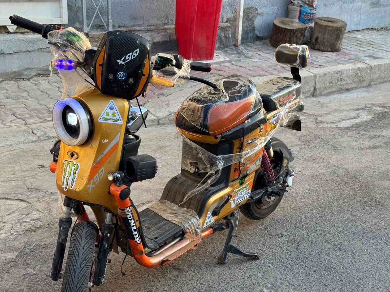 السلام عليكم دراجه X900 GT PRO كونشنك ٢٠٢٥ الدراجه بيها نقص ٣ بطاريات منفوخات والباقي كامل وشغال  ملف ٢٠٠٠ نحاس اصلي تايرات جديده بيها بس كفر موضح بل صور مكسور فقط سعرها ٣٠٠ الف وبيها مجال مكانها بغداد الكرخ العلاوي الرقم: ***********
