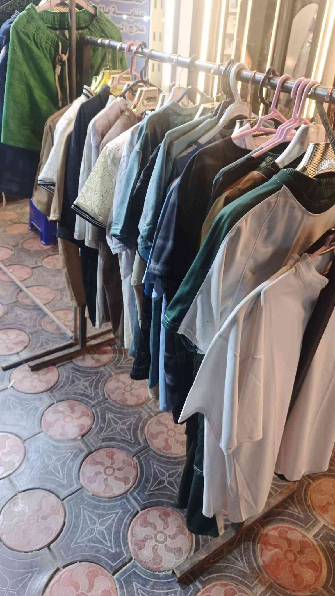 السلام عليكم متوفره غراض محل ملابس كامله  كله جديد سبب البيع عزلت المحل ومتوفره استانات حديد عدد ثنين متحركه وستانات جداري ثابته العنوان ميدنة الصدر الجوادر قطاع٤٤ السعر خاص ***********
