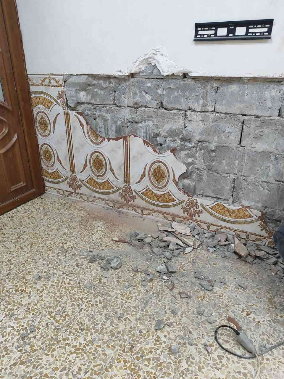 السلام وعليكم الي يحتاج عمال
تصعيد مواد تصفيط بادلو
تعديل وصب ارضيات صب بيتونه
ودنك هد وقلع ارضيه قشط جدران
تنضيف البيوت موجود عندي كادر
***********
***********
